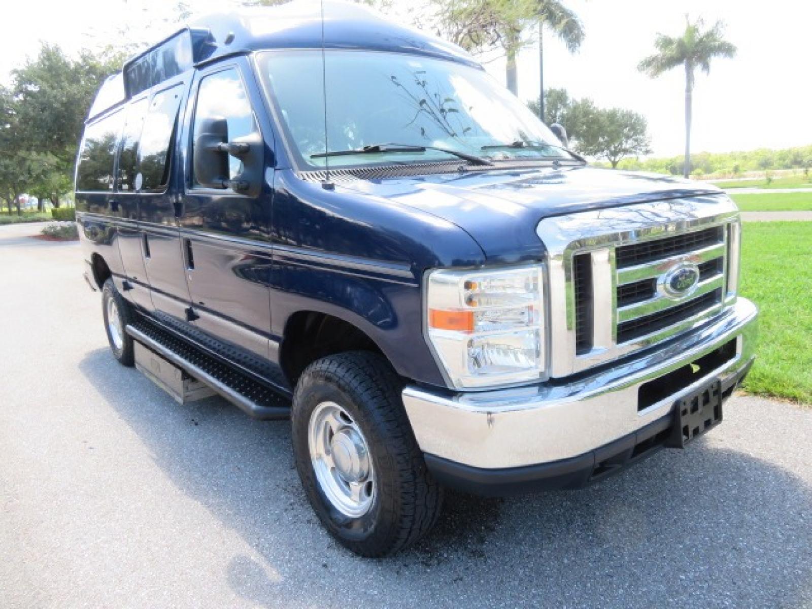 2011 Dark Blue /Gray Ford E-Series Wagon E-350 XLT Super Duty (1FBNE3BS4BD) with an 6.8L V10 SOHC 20V engine, located at 4301 Oak Circle #19, Boca Raton, FL, 33431, (954) 561-2499, 26.388861, -80.084038 - Photo #9